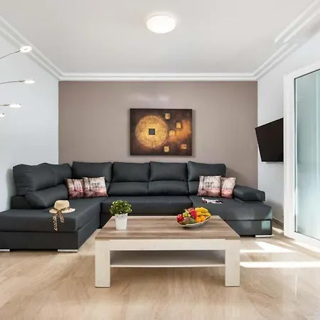Playa De Fanabe Sleeps 8 With Pool Air Con And Wifi Costa Adeje (Tenerife)